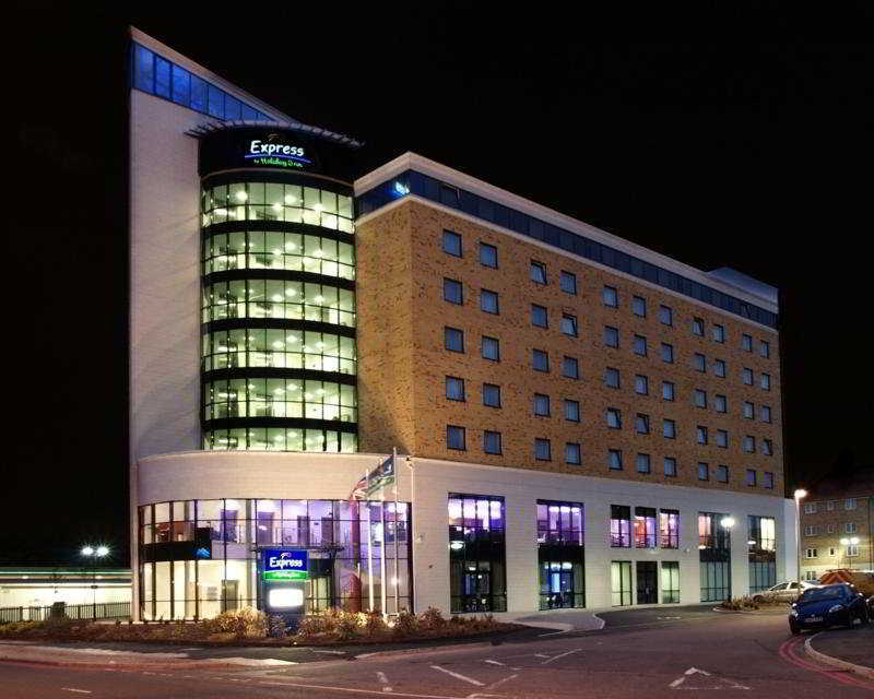 Holiday Inn Express London - Newbury Park, An Ihg Hotel Exterior photo